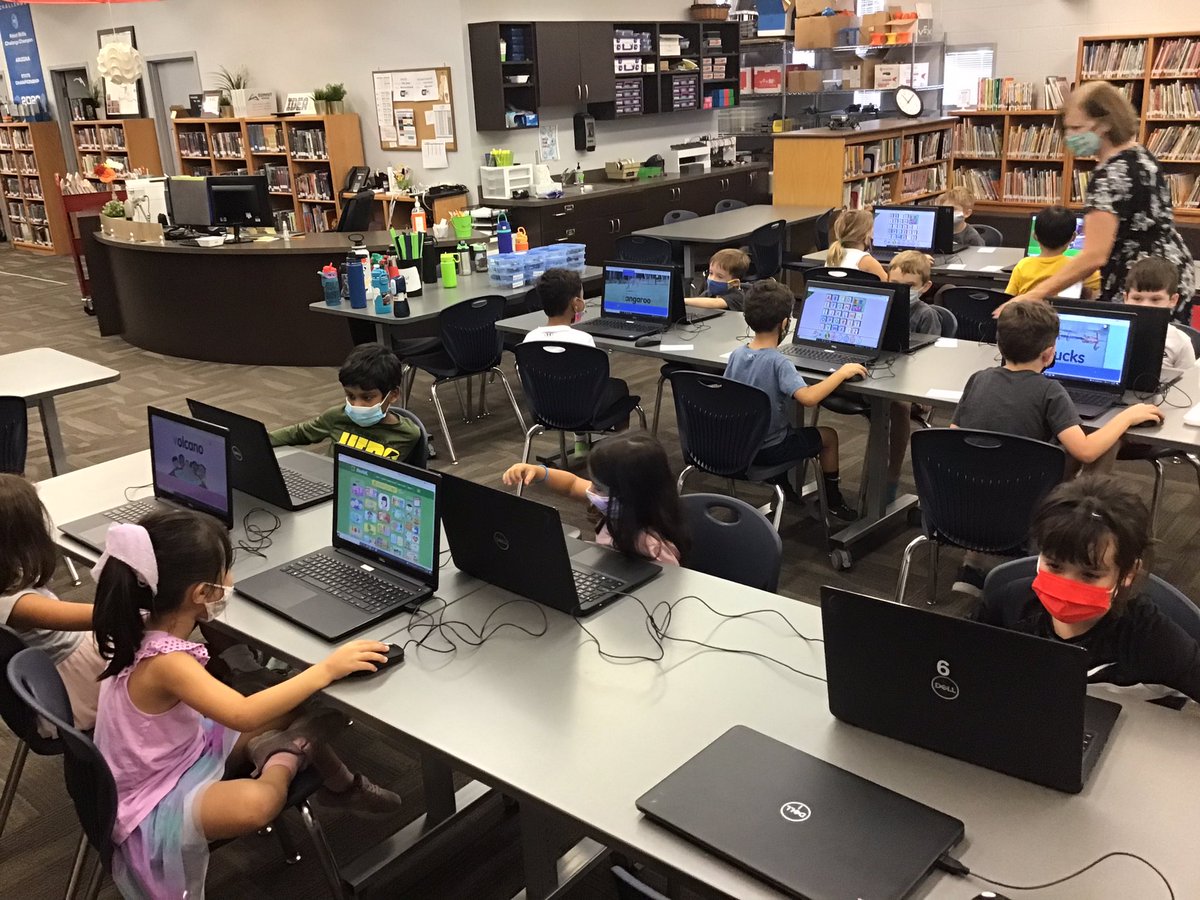 JeremyCD's tweet photo. First day with #kinders on laptop with mouse today. We used our @clever badge and navigated to #starfall. @SummitSchoolAhw @SummitIdea #SuccessatSummit #Kinderchat https://t.co/ueOlxl65gt