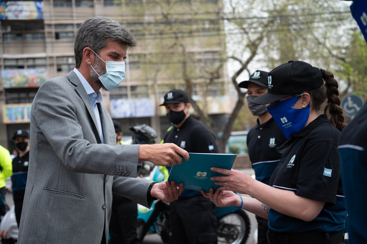 ciudaddemendoza's tweet photo. Sumamos a veinte nuevos #Preventores como resultado del proceso de selección del concurso abierto. Se trata de 11 mujeres y 9 hombres que se incorporaron al equipo de #SeguridadCiudadana de #Mendoza. https://t.co/nTR9DW9QPq https://t.co/x7XAL5ptD0