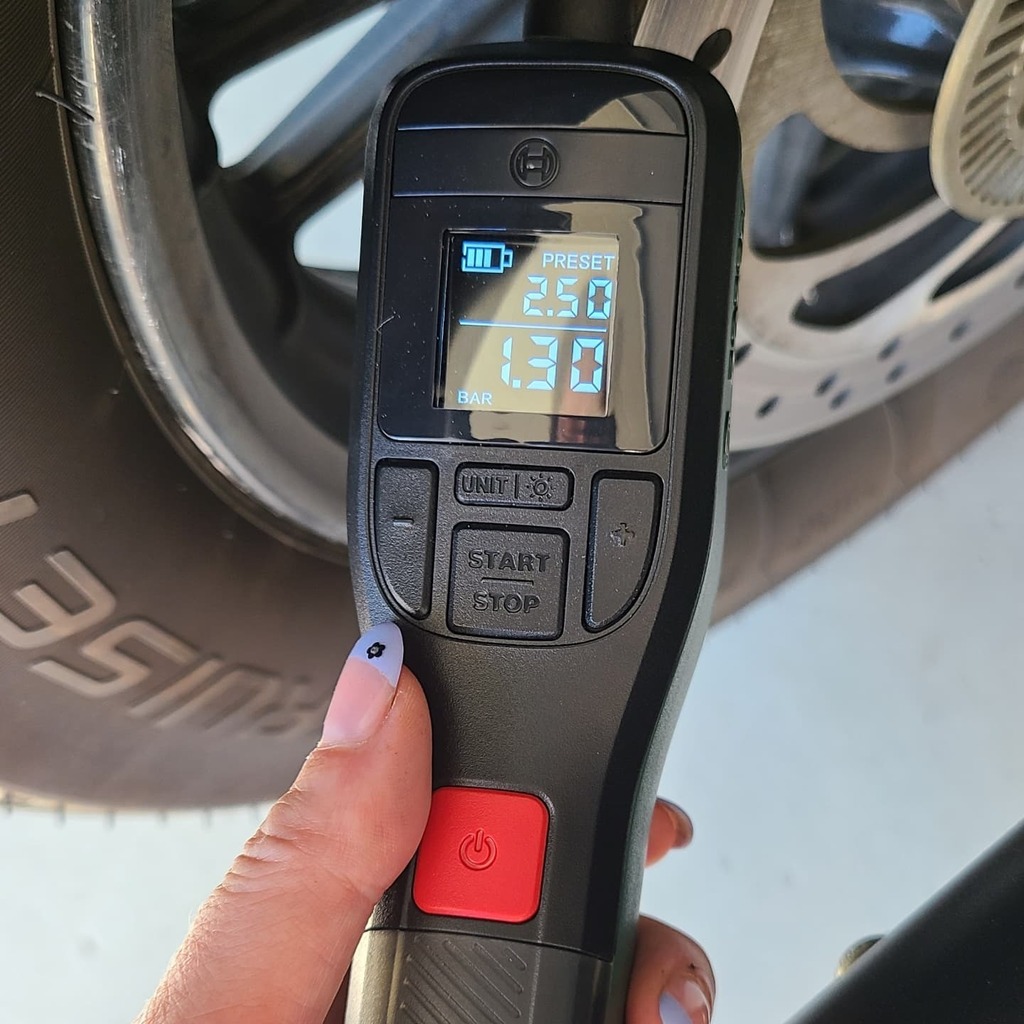 MosBikeBlog's tweet photo. 😲 Uiuiuiui .... 😲
Da fehlt aber was.
Zum Glück hat Schatzi in eine BOSCH Akkupumpe investiert 🌬
Damit wird das Aufpumpen zum Kinderspiel 🧸
Ist auch super für Unterwegs.

#bosch #easypump #boscheasypump #reifendruck #teammetzeler #aufpusten #motorcycl… https://t.co/6d4PfUbLcu https://t.co/pQXHYOrWPC