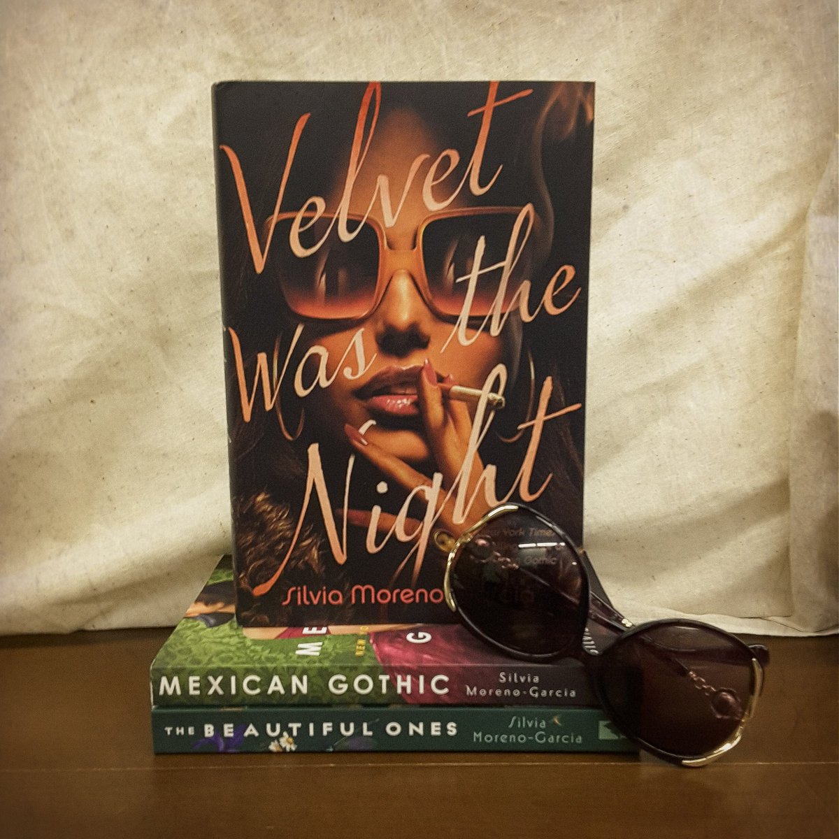 Silvia Moreno-Garcia excels no matter the genre, and her newest noir mystery Velvet Was the Night just further proves that point.

#silviamorenogarcia #mystery #noir