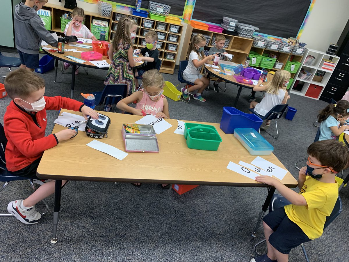 MrsHipp1st's tweet photo. After reading Chrysanthemum, We practiced our names by making puzzles! https://t.co/VPw6Gf1nP4