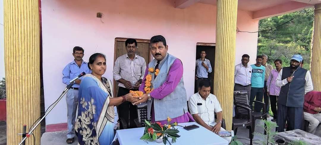 maheshnegiuk's tweet photo. जालली मण्डल  ग्राम निरकोट मैं पहुँचकर ग्रामवासियों की जनसमस्याओं के निराकरण के सम्बंध मैं बैठक कर वार्ता की जिसमें ग्रामवासियों द्वारा  सुरईग्वेल पुल से निरकोट सड़क मिलान  हेतु अपनी मुख्य समस्या बताई, 1/2 https://t.co/FO8PsnaNg9