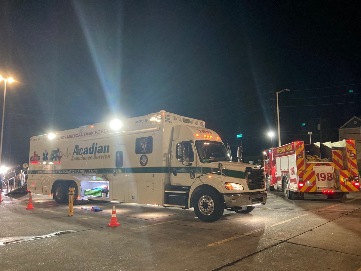 AcadianNews's tweet photo. We assisted Jefferson Parish Emerg. Mgmt. in the evac of bedbound residents. Through @LAAmbulance we worked w West Jefferson EMS, Ohio County EMS, MedicOne &amp; Physicians Ambulance to pick up patients and load them onto our Ambus. Jefferson Parish FD was on scene as well. #Teamwork https://t.co/lcAjZh00mb