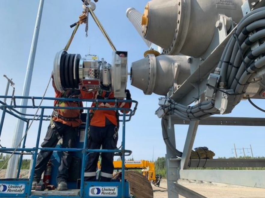 wataynikaneyap's tweet photo. A crew mounts a 230kV circuit breaker at #Pickle Lake substation
#WatayPower #IndigenousOwnership #OntarioEnergy #linethatbringslight https://t.co/fZimCUCcWp