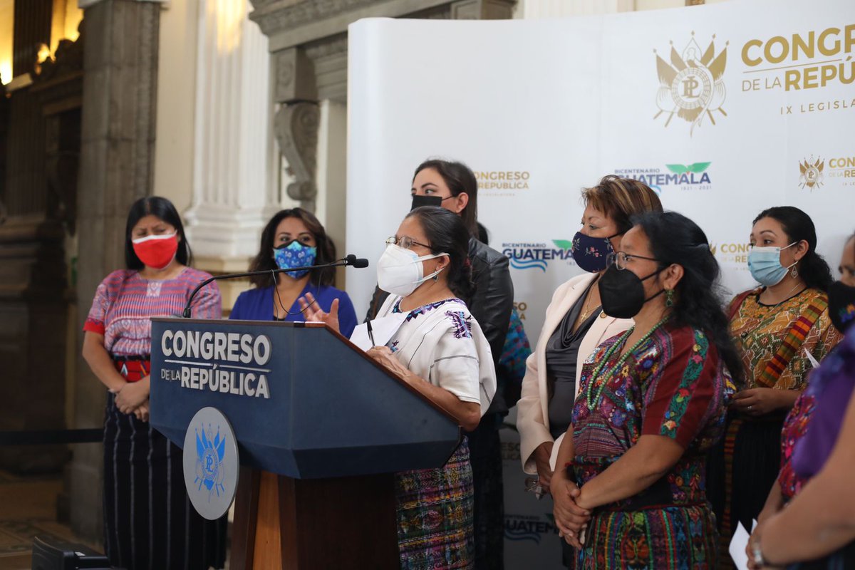Las diputadas Sonia Gutiérrez, Marleni Matías, Petrona Mejía, Ligia Hernández y Andrea Villagrán, junto a organizaciones de mujeres indígenas, en conferencia de prensa se pronunciaron a favor de un proyecto de ley de  paridad, alternancia e inclusión de pueblos indígenas.