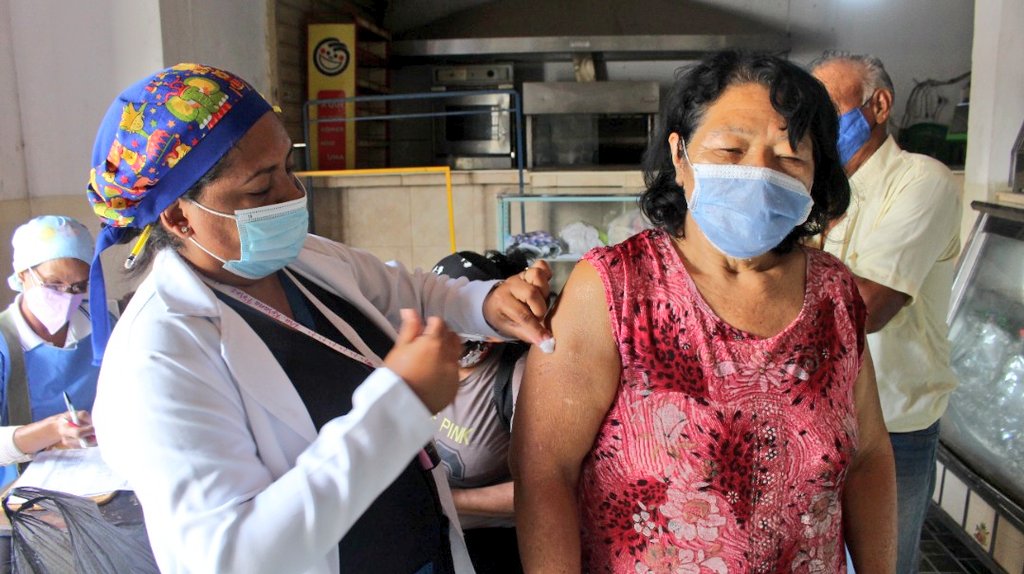 #2Sep | De manera simultánea, llevamos a cabo un extraordinario despliegue de vacunación masivo contra el #COVIDー19 en las comunidades La Herrereña parroquia Alfredo Pacheco Miranda y Ríos de Agua Viva parroquia Casco de Turmero. ¡La atención del pueblo es prioridad! #VacúnateYA