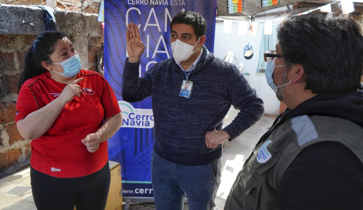 CerroNaviaCL's tweet image. ♻️Hoy visitamos el centro cultural Liberación ubicado en Juan Lara #6881, para conocer su #Lombricera y #Compostera, que sirven para el tratamiento de desechos orgánicos generados en la olla común.

¡Vamos por una comuna más sustentable! 🌱🌳
#CerroNaviaSigueCambiando