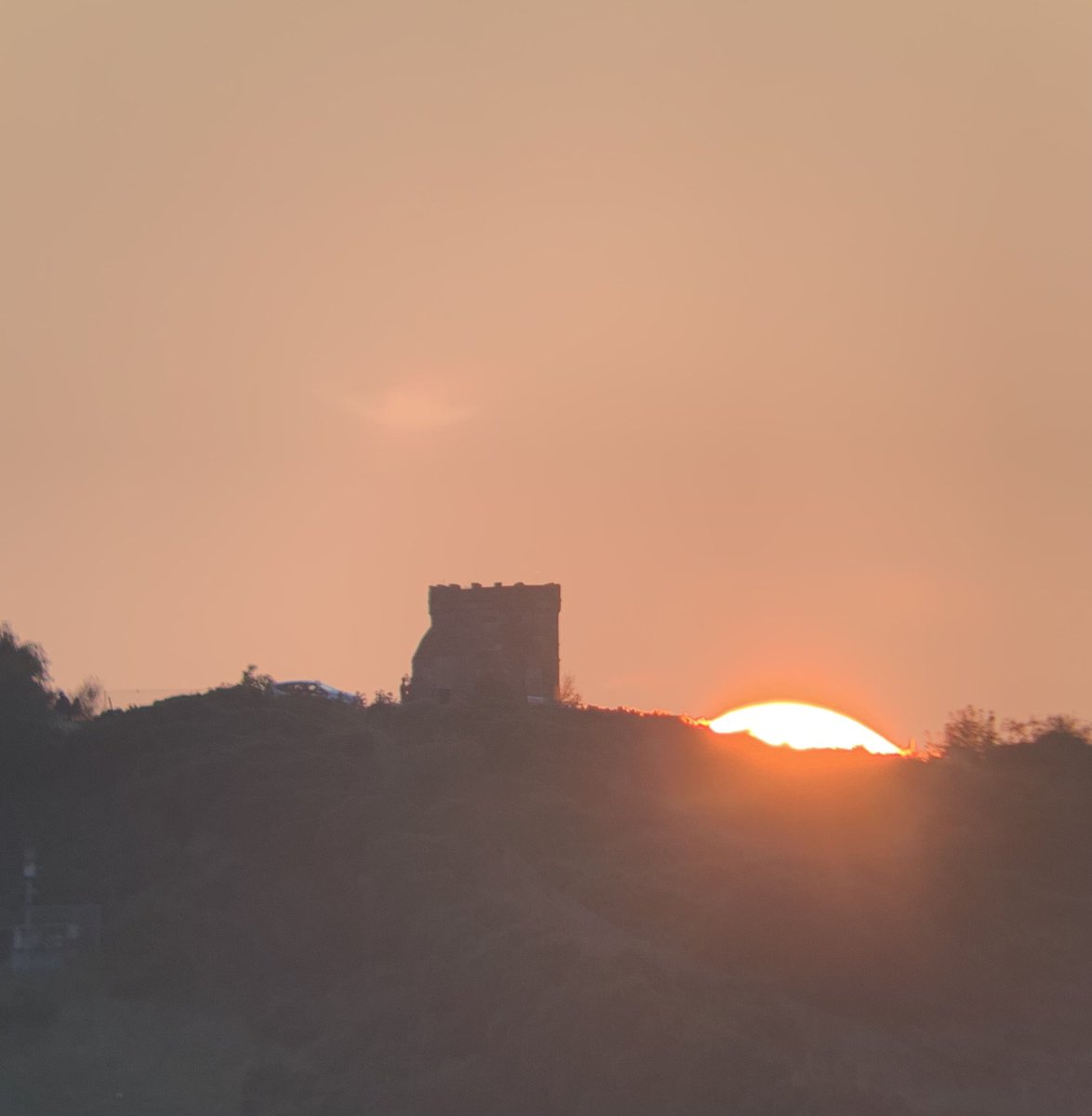 Sun setting behind #Towerhill #Gourock this evening.
@BBCScotWeather @WindyWilson88 @ThePhotoHour