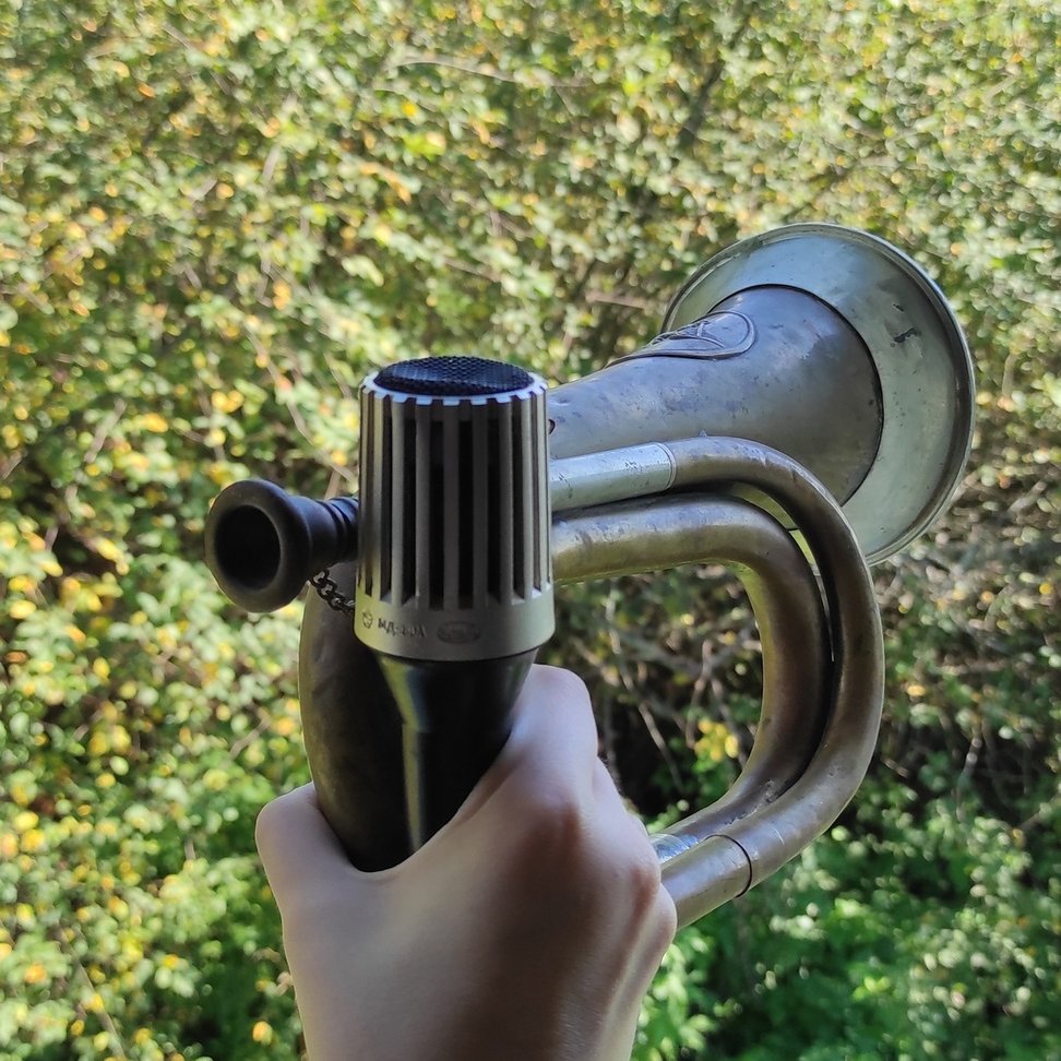 И из кривой трубы дым прямо идет, а из кручёной - утренний зов, зарядом бьющий во все людские сердца! Трубится поток словесных надругательств над всеми неурядицами, да! Провозглашается благодатная среда для свершений по всем фронтам жизни! Вперёд, товарищ, только вперёд!