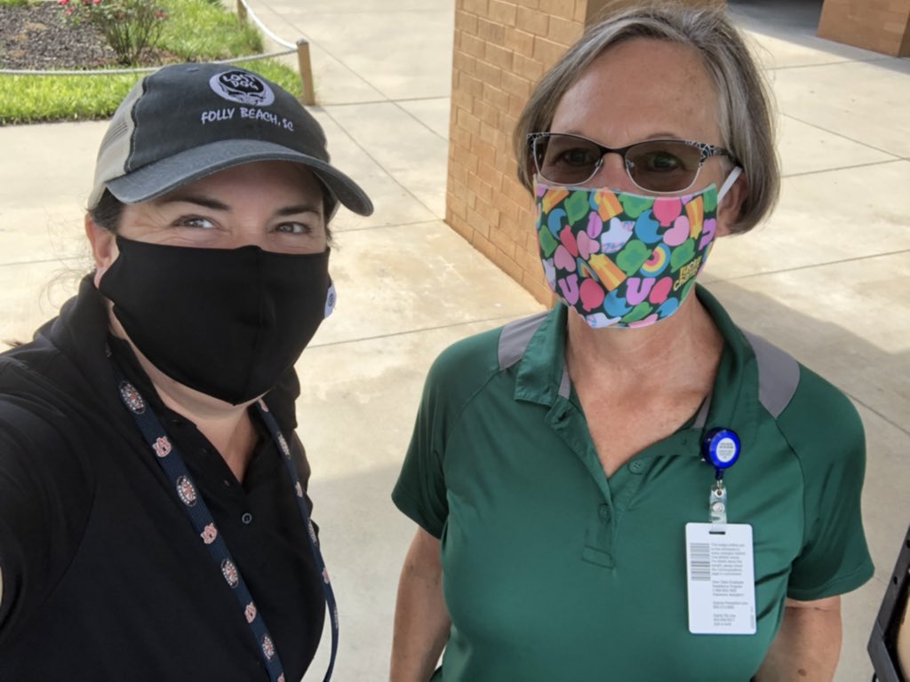 lexonefsn's tweet photo. #LexOneFSN Director, Sally Nicholson and Marketing Coordinator @LAHSummers had so much fun serving the LOOLA students during today’s drive through service at @mgmgators 
#OnwardAsOne
#feedingourfuture 
@lexingtonone https://t.co/lxb6mQdUPd