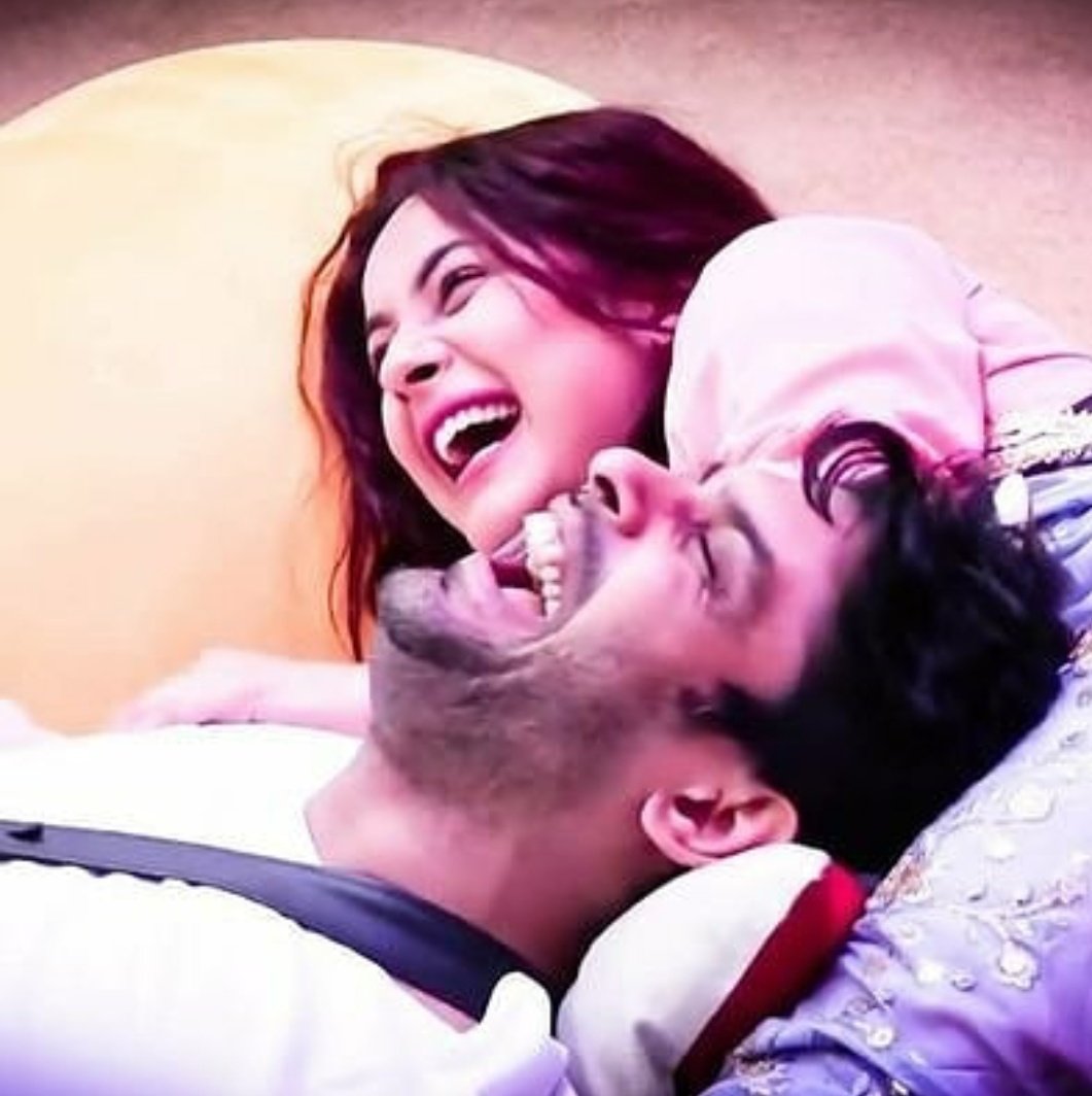 thecynthiadavid's tweet photo. This was the most treasured pic of them from BB for them Sana had posted it several times!
Who knew this was how their story would live on forever!

Him on her lap till his last breath!
#SidNaaz a fairytale indeed! https://t.co/WN8qICbOpp