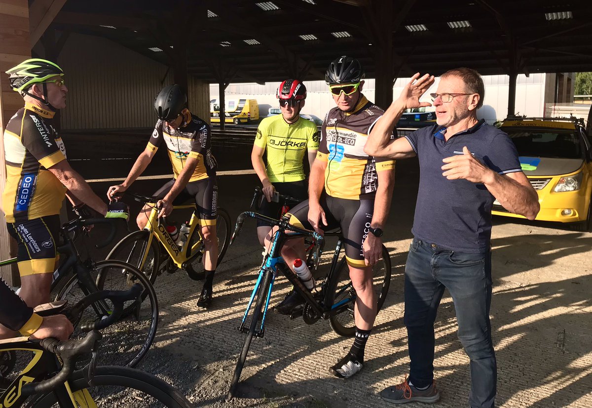 SylvainLetouze's tweet image. [Région] Très heureux de représenter @Herve_Morin et la @RegionNormandie ce soir à #Moyon, pour la présentation de l’action « Escort’Velo » qui permet aux coureurs de sortir en sécurité, grâce à la petite voiture jaune en protection 🚖 
#cyclisme #securite #Normandie