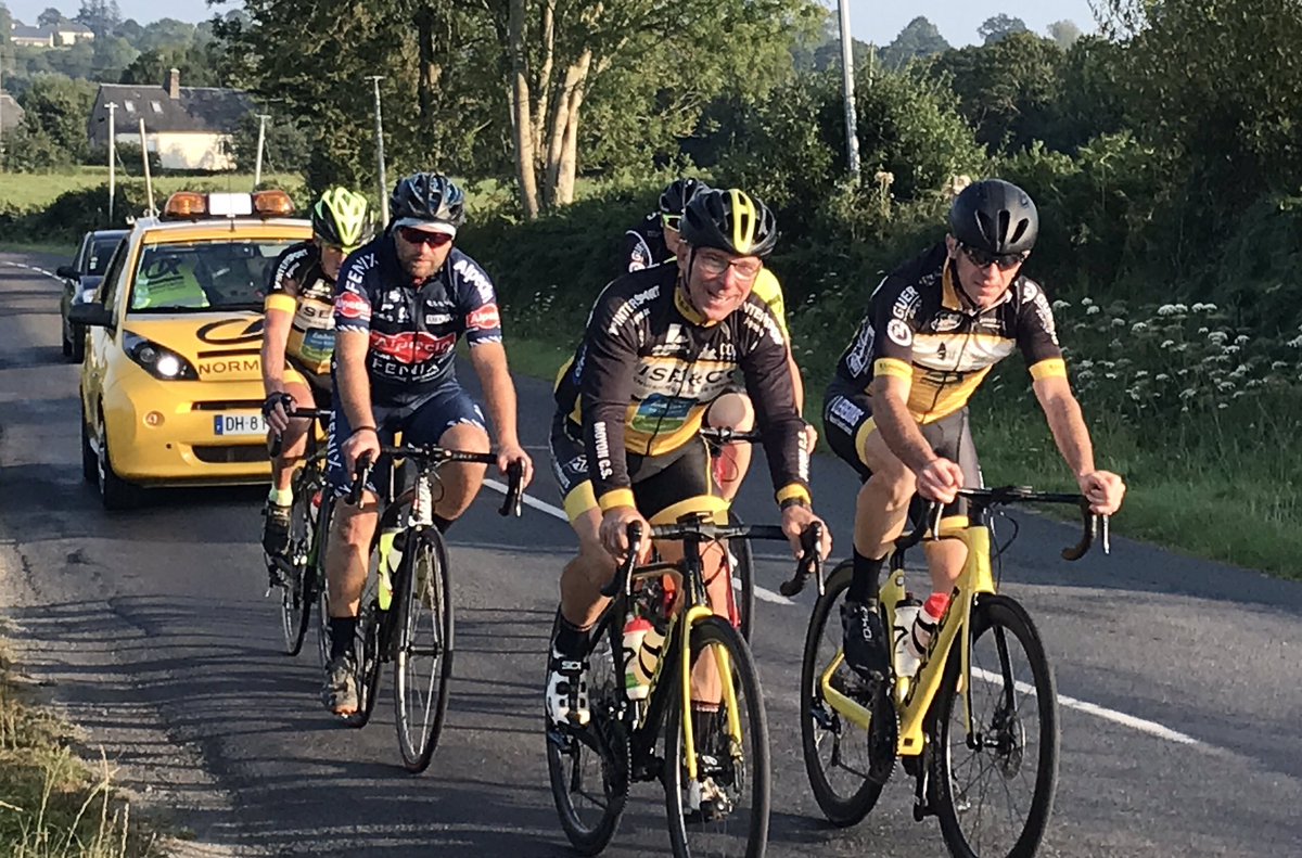 SylvainLetouze's tweet image. [Région] Très heureux de représenter @Herve_Morin et la @RegionNormandie ce soir à #Moyon, pour la présentation de l’action « Escort’Velo » qui permet aux coureurs de sortir en sécurité, grâce à la petite voiture jaune en protection 🚖 
#cyclisme #securite #Normandie