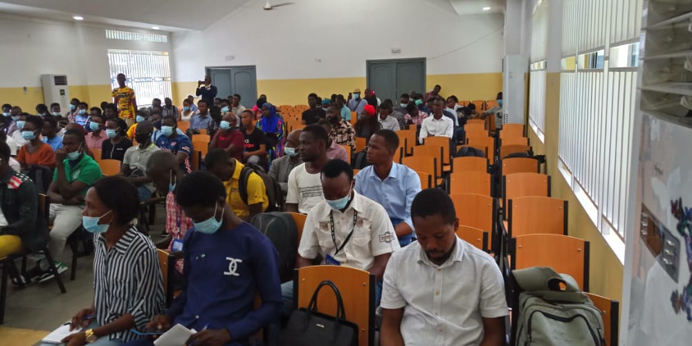 InRUE1's tweet photo. Mayor Aki-Sawyerr OBE delivering the final guest lecture in the series of the InRUE programme. The topic was Planning for a Rapidly Growing City.@RAEngNews @GVWC @NWRMA @EWRC @SALWACO @UNOPS @Selihydropower @EPA @FCC_Freetown @Westwindenergy @DupeMo @Mletkay @alpha_sheikhxy https://t.co/EwCRg6gfo3