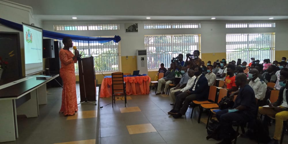 InRUE1's tweet photo. Mayor Aki-Sawyerr OBE delivering the final guest lecture in the series of the InRUE programme. The topic was Planning for a Rapidly Growing City.@RAEngNews @GVWC @NWRMA @EWRC @SALWACO @UNOPS @Selihydropower @EPA @FCC_Freetown @Westwindenergy @DupeMo @Mletkay @alpha_sheikhxy https://t.co/EwCRg6gfo3