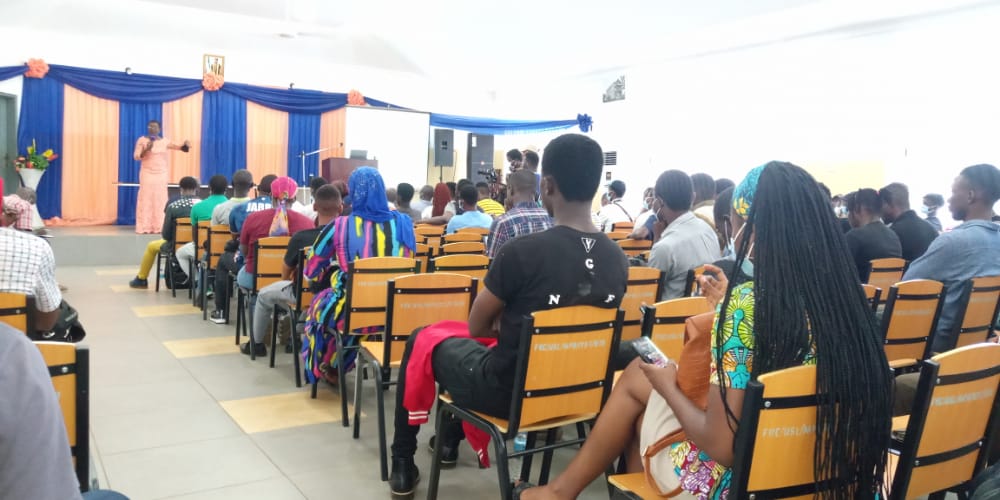 InRUE1's tweet photo. Mayor Aki-Sawyerr OBE delivering the final guest lecture in the series of the InRUE programme. The topic was Planning for a Rapidly Growing City.@RAEngNews @GVWC @NWRMA @EWRC @SALWACO @UNOPS @Selihydropower @EPA @FCC_Freetown @Westwindenergy @DupeMo @Mletkay @alpha_sheikhxy https://t.co/EwCRg6gfo3