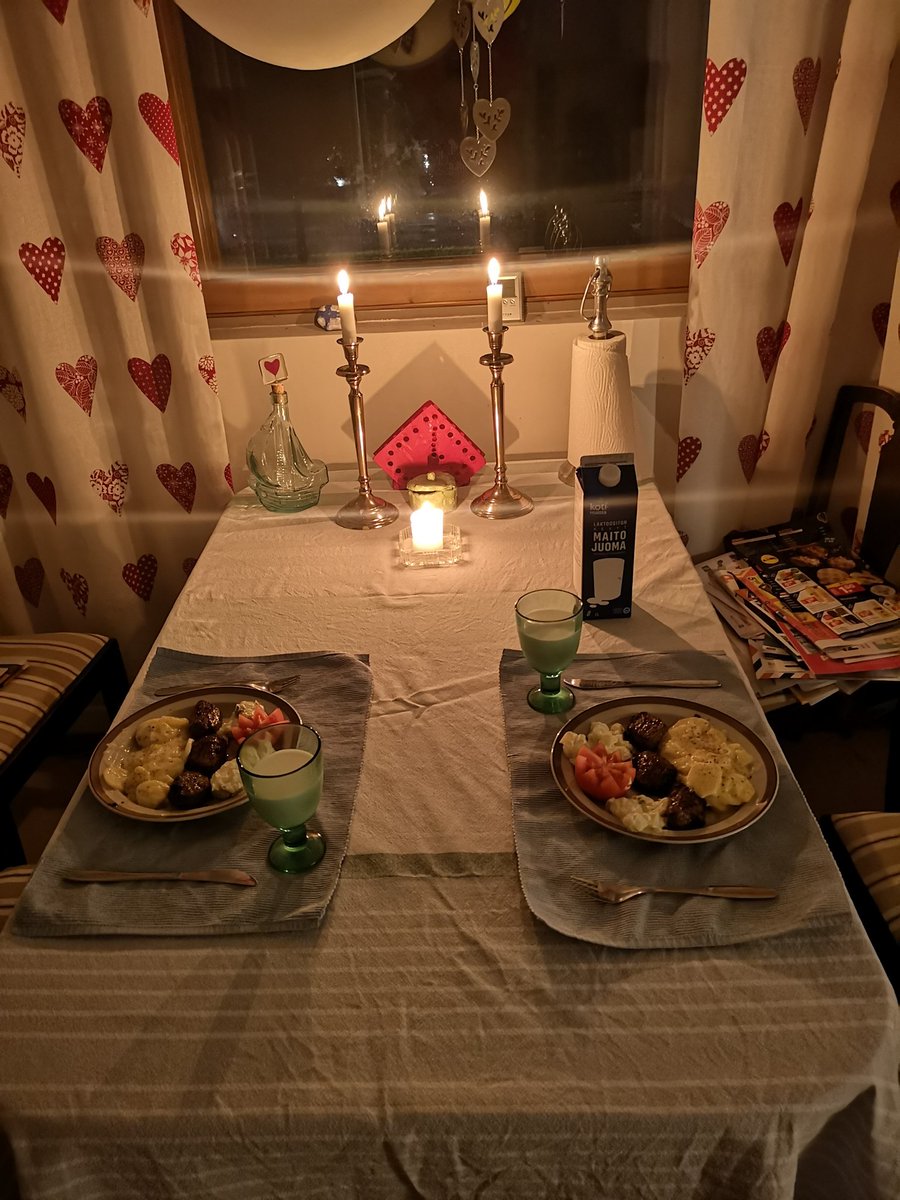 JuhaTenhonen's tweet photo. #äijäillallinen #atria #naudanulkofilepalat #freshpepper #medium #punalappusii #pippurisetkermaperunat #tomaattikukka #saarioinen #maalaisperunasalaatti #tunnelma #pimeänsuhkero #kynttilät https://t.co/71NMYcowWm