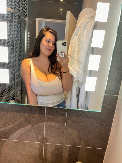 🪞Bathroom Selfie🪞 https://t.co/mFTzo8UG2N