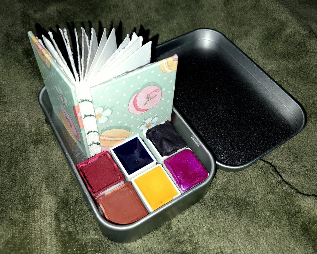 di_draws's tweet photo. Psst hello!! Here is a lil set of paints I've been working on! The miniature notebook fits in the tin alongside 6 paints which are customised to suit your preferred pallet! DM me if you're interested, and want to know what colour options are available ! https://t.co/1f2yg5Mwbh
