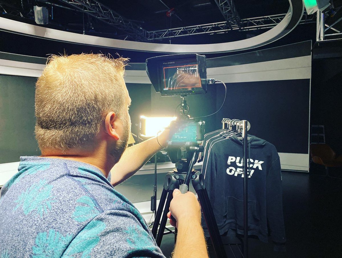 Das #puckoff-Piratenschiff kapert das <a href="/MySports_CH/">MySports</a> -Studio! 🏴‍☠️🏴‍☠️🏴‍☠️ 

#waitforit #bestcrew 

<a href="/_larsnay/">Lars Nay</a> <a href="/Hagi_the_first/">Andreas Hagmann-Kaiser</a> <a href="/GabrielNGasser/">Gabriel Gasser</a>