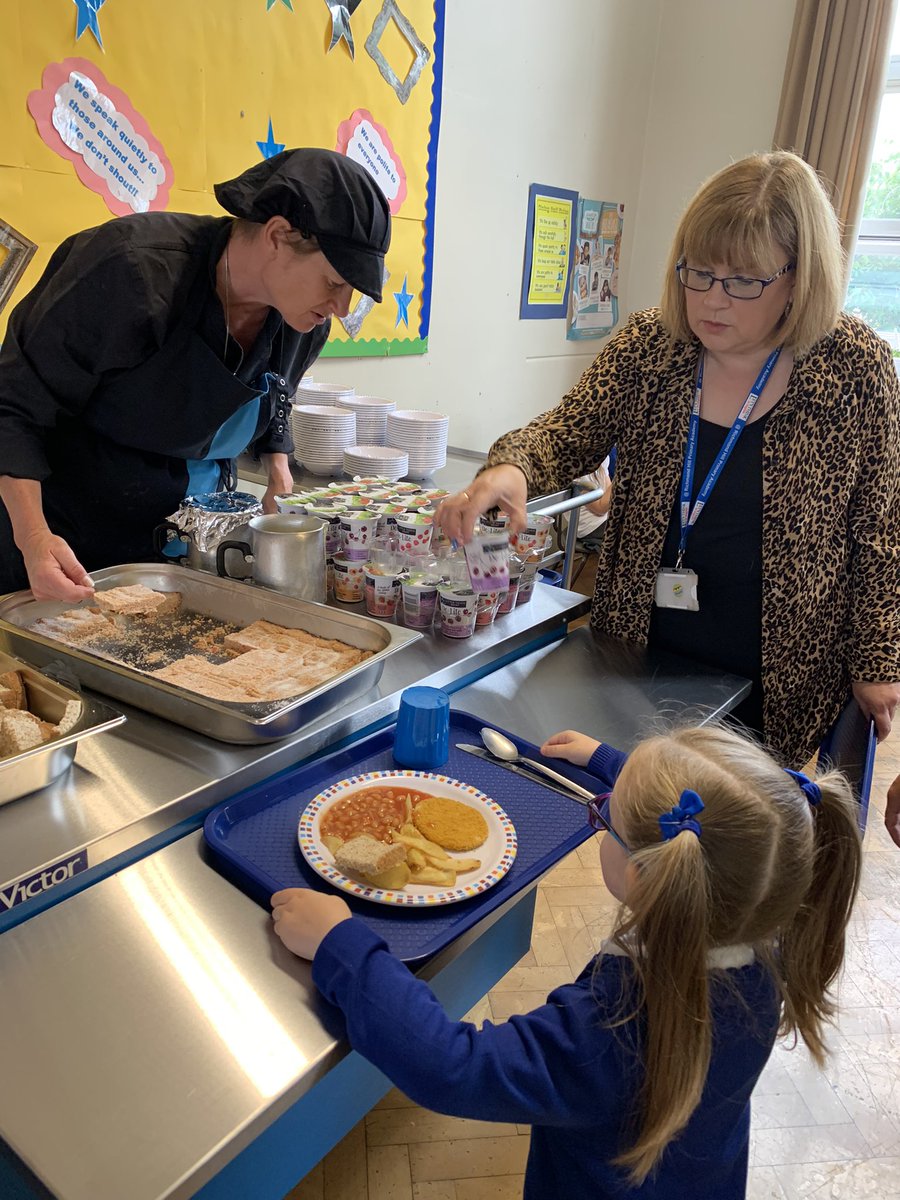RichmondHillPA's tweet photo. A fabulous first day welcoming all our pupils back and a change to lunches that our children have absolutely loved 💙 #choicemenu #diningwithfriends @TheRoseLearning https://t.co/4evg034vnw