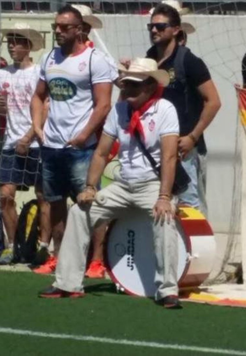 <a href="/UTRERACD/">C.D. Utrera</a> Mi padre "er Bigote", apoyado sobre el bombo viviendo otro ascenso el día de Ciudad Jardín,a casi 40° y con un pantalón de pana! 
#75RazonesParaSoñar 
#TemporadaHistórica
