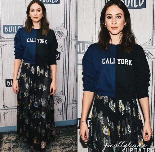 BellisarioARoss's tweet photo. Como no sabia que tan formal debía ser aquella velada, decido mezclar un atuendo muy simple un Sweater y una falda ligera co. Los colores de su casa 
 || [ #OrgulloTempus ] || https://t.co/YJYsc5kfpX