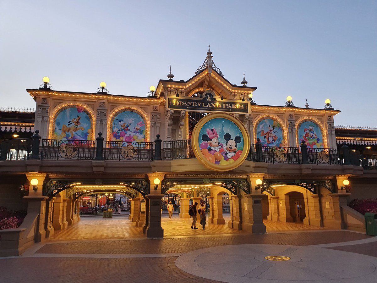 2 amazing days are coming to an end. We're leaving Disneyland Park now, but will definetly return again in the future. Despite the fact there are almost no shows and parades we still had a really good time in this magical resort!✨ <a href="/DisneylandParis/">Disneyland Paris</a> #DisneylandParis