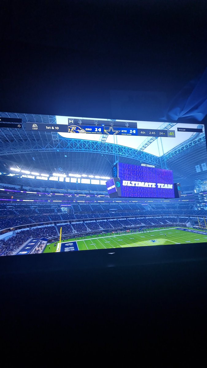 StefanBryan18's tweet photo. @MaddenNFLDirect my game is stuck on this screen and I received a message saying "I'm going out so enjoy" therefore I can not advance if I leave the game I will receive a loss. Fix your game or find a way to get this kid out my lobby! https://t.co/I4RkDAe4k4