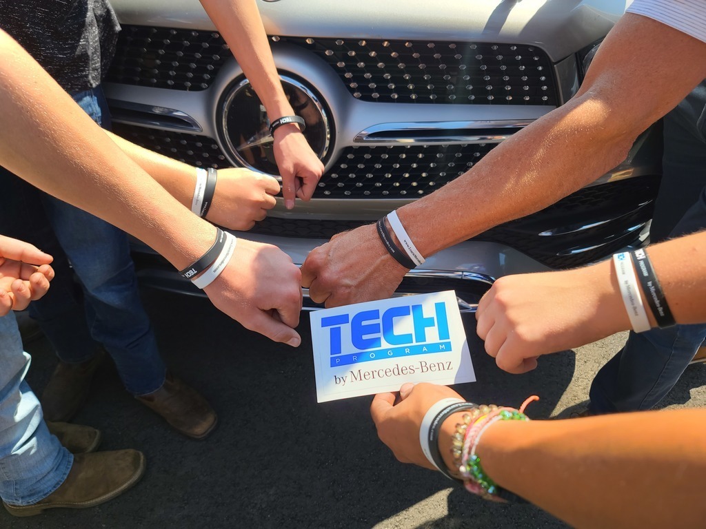 CCBOEAL's tweet photo. ENGINE DONATION: Thanks so much to Mercedes Benz U.S. International for giving four engines to CATA! Our auto service technology program students will get some hands-on experience with engines that are used every day in Alabama-built SUVs. @MercedesBenzUSA #MBUSI @AlabamaAchieves https://t.co/33MzUxogPE