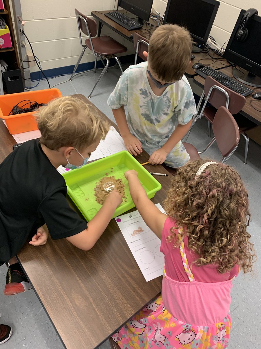 MrsKTreadaway's tweet photo. We had a great time being soil detectives today!  We made observations, recorded the findings, and shared our discoveries.  I love seeing these scientists at work!  #vcsscientists #SunriseLeading @KaniaKristina @littlestars1227 @SytsmaZoe @cmengstr820 https://t.co/0796wV9ww6