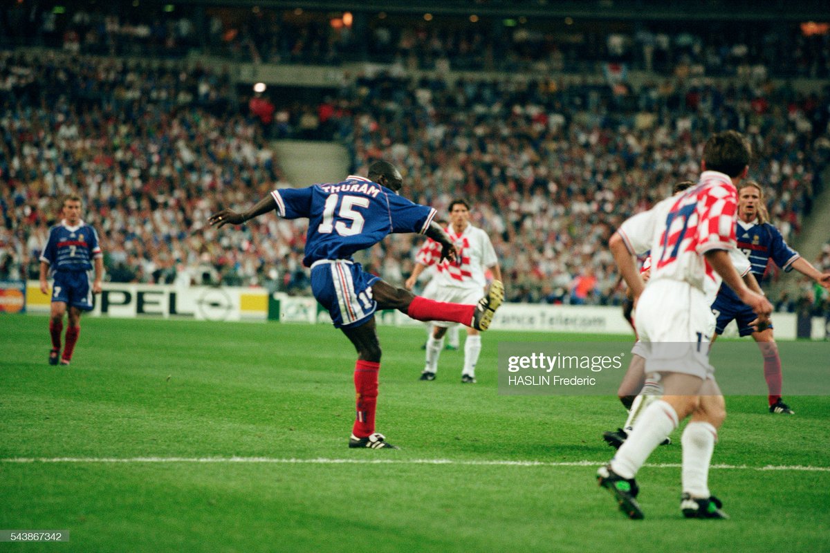 CopaLendas's tweet photo. Lilian Thuram, França 🇫🇷.
Copa do Mundo de 1998, França.
Campeão Mundial.
2 gols, 6 jogos.
#thuram #france #worldcup98 #coupedumonde98 #copa98 #fifa #lesbleus #fiertébleue #lescoqs #fff #stadedefrance #footix #fra #panini https://t.co/aqd9DcfFn4