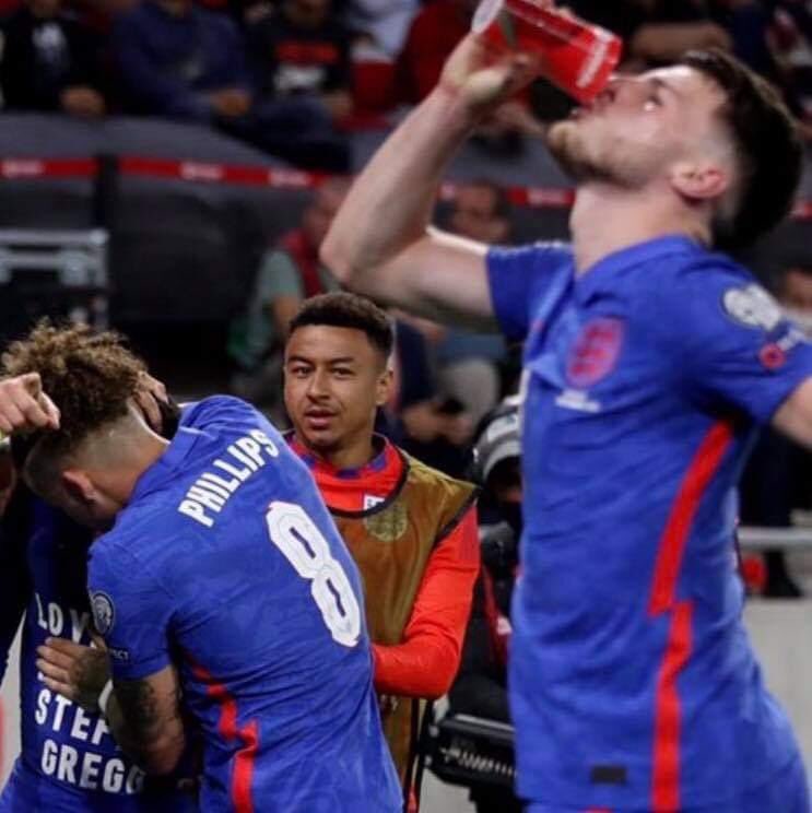 billdeemer99's tweet photo. When your mate makes his way out the toilet at a party after throwing his guts up https://t.co/xSQr0zbI7u