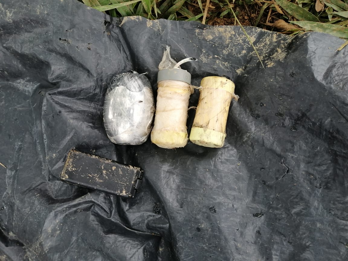 GralJuvenalDiaz's tweet photo. Durante combates contra el Clan del Golfo en la vereda La Rica de Ituango, fueron capturados dos bandidos de esta organización criminal y se les incautaron dos fusiles, casi mil cartuchos y explosivos.
Seguimos luchando sin descanso por la tranquilidad de nuestros campesinos. https://t.co/rsqh0PJDlC