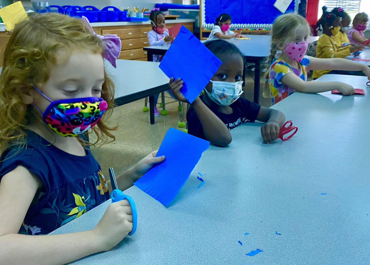 CarneyElemART's tweet photo. Carney kinders overcome challenges with Scissor Safety “Fringy Friends” on their first day in the art room! #amiarightyorlefty #mucheasierinperson @BCPS_SPrice2 @TiffanyPBonds https://t.co/RGMudyJ1Ua