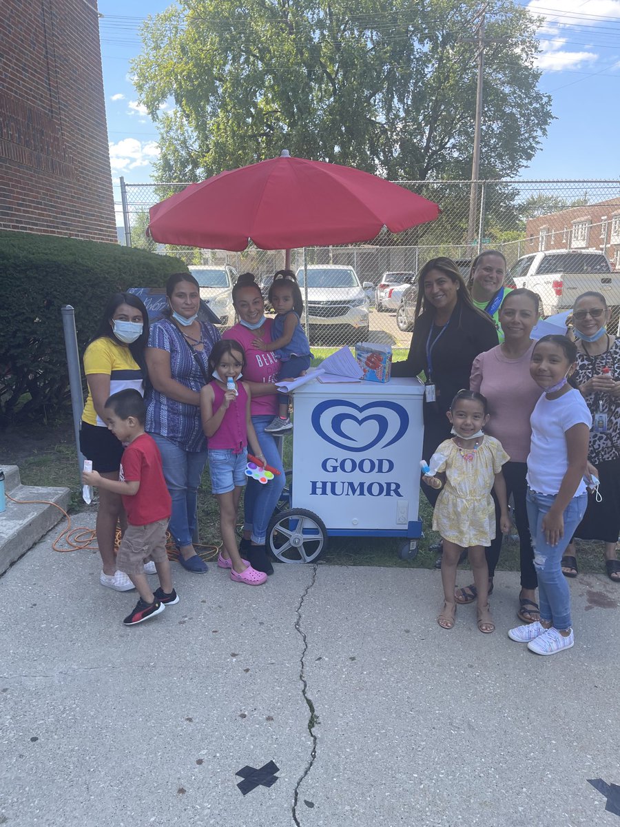 Adriana90724032's tweet photo. Neinas “Meet and Greet Ice Cream Social”! Students were able to meet their teacher prior to the start of school and cool down with an ice cold popsicle. 98.9% returning Face to Face. GO KNIGHTS!!! ⁦@NeinasKnights⁩ ⁦@Detroitk12⁩ ⁦@DpscdD⁩ https://t.co/cKIELBycDr