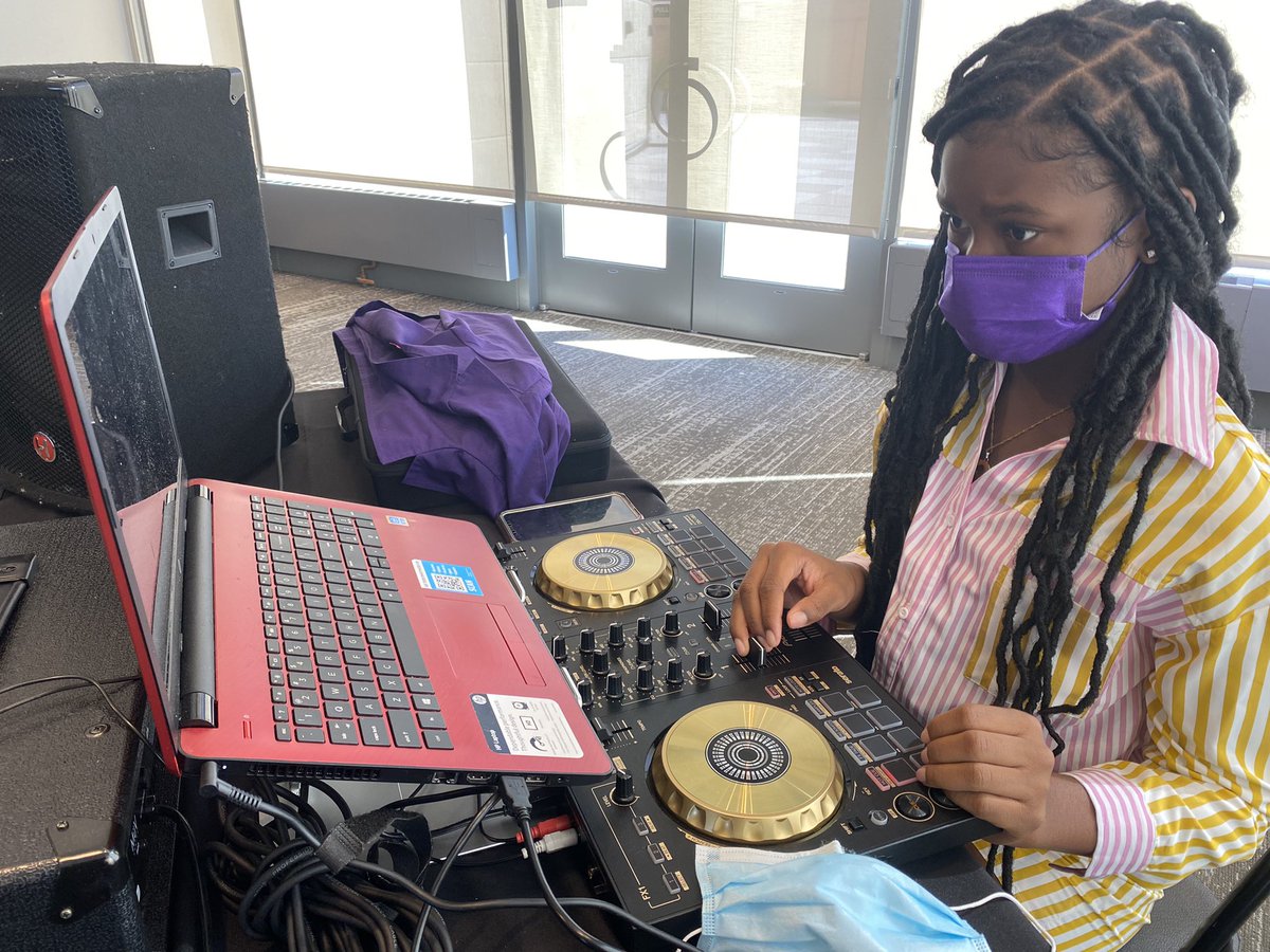 ReneeMurphy45's tweet image. Go DJ! One of our amazing @STEAM_GEMS is the DJ for tonight’s pinning and lab coat ceremonies for Grace James Academy of Excellence. Welcome to your new sisterhood! #WeAreJCPS @JCPSKY #CrownValues