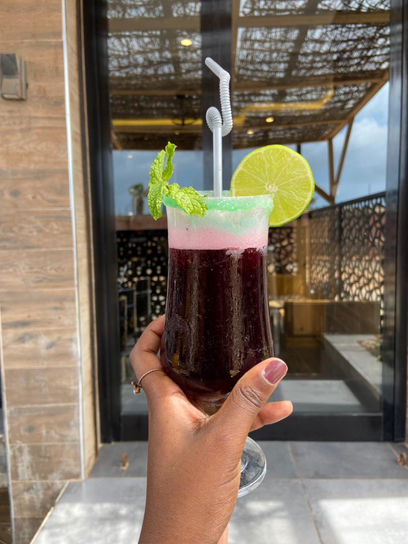 MamyKa9's tweet photo. Rien de prévu ce week-end ? Faites un tour à @yesfooddakar et profitez de leur #HAPPYHOUR. Un cocktail acheté = 1 offert. 🙃🎉❤️
#yesfood #dakaryoff #cocktails https://t.co/TyehbC5n4q