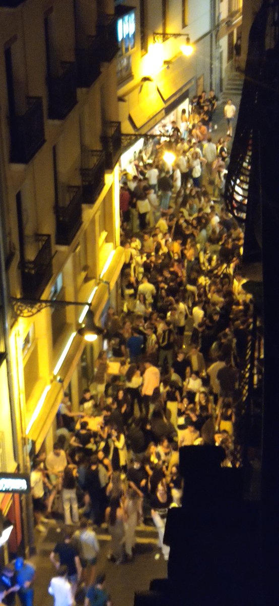 robpolave's tweet image. Aquí otro juevintxo de San Nicolás en plena pandemia. La próxima semana ampliarán horarios de la hostelería para evitar botellones. @010_Pamplona @PamplonaIrunaPM @policiaforal_na @Pamplona_ayto @MariaChivite_na