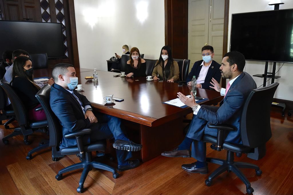 DanielPalam's tweet photo. #AEstaHora nos reunimos con los jóvenes de la bancada del Partido @CeDemocratico. Desde el @MinInterior tenemos el compromiso de incentivar y fortalecer la participación política y la inclusión de los jóvenes de Colombia. https://t.co/Mk3QgOXuLi