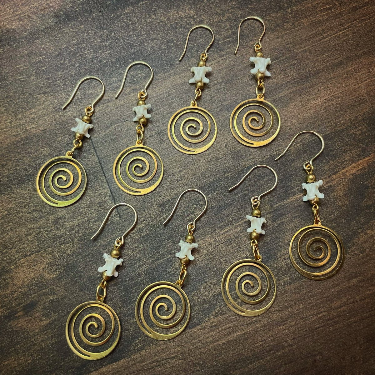 harahabu's tweet photo. ハブ骨に真鍮をあしらったピアス
トグロのような
蚊取線香のような
やつもあります
ピアスフックは14kGoldfilledを使用
イヤリングに変更したい方は
お気軽にお声をかけて下さい
#お土産アクセサリー
#奄美お土産
#奄美大島
#原ハブ屋
#ピアス
#アクセサリー
#お土産
#pierce
#earrings 
#snakebone https://t.co/d5C82Ciyex