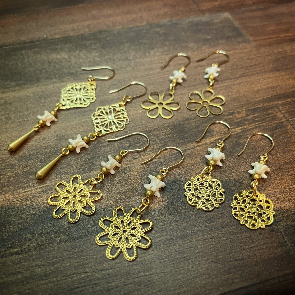 harahabu's tweet photo. ハブ骨に真鍮をあしらったピアス
トグロのような
蚊取線香のような
やつもあります
ピアスフックは14kGoldfilledを使用
イヤリングに変更したい方は
お気軽にお声をかけて下さい
#お土産アクセサリー
#奄美お土産
#奄美大島
#原ハブ屋
#ピアス
#アクセサリー
#お土産
#pierce
#earrings 
#snakebone https://t.co/d5C82Ciyex