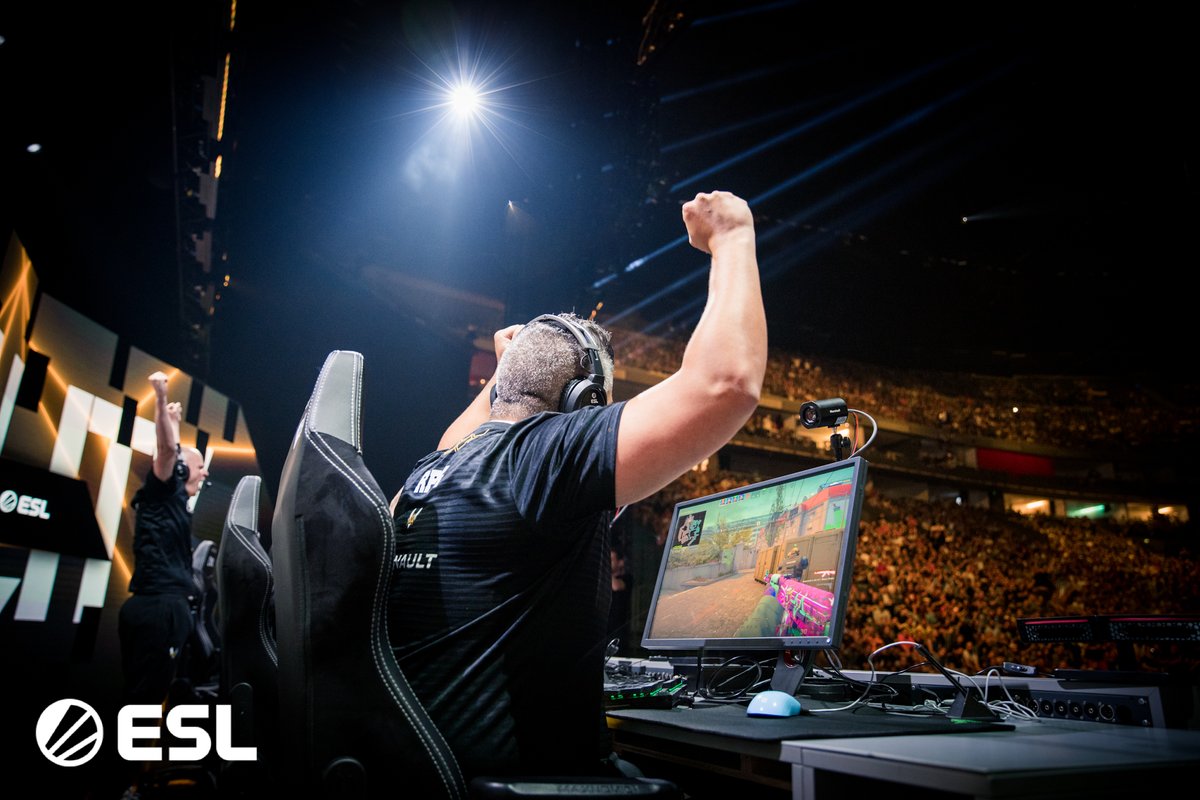 ESLCS's tweet photo. 🇫🇷💕 Today an iconic French legend retires from CS:GO at 32.
Thank you for all that you've done @RpKTANKK and we wish you best <3
#LeTank https://t.co/Qhm2ly7mbj