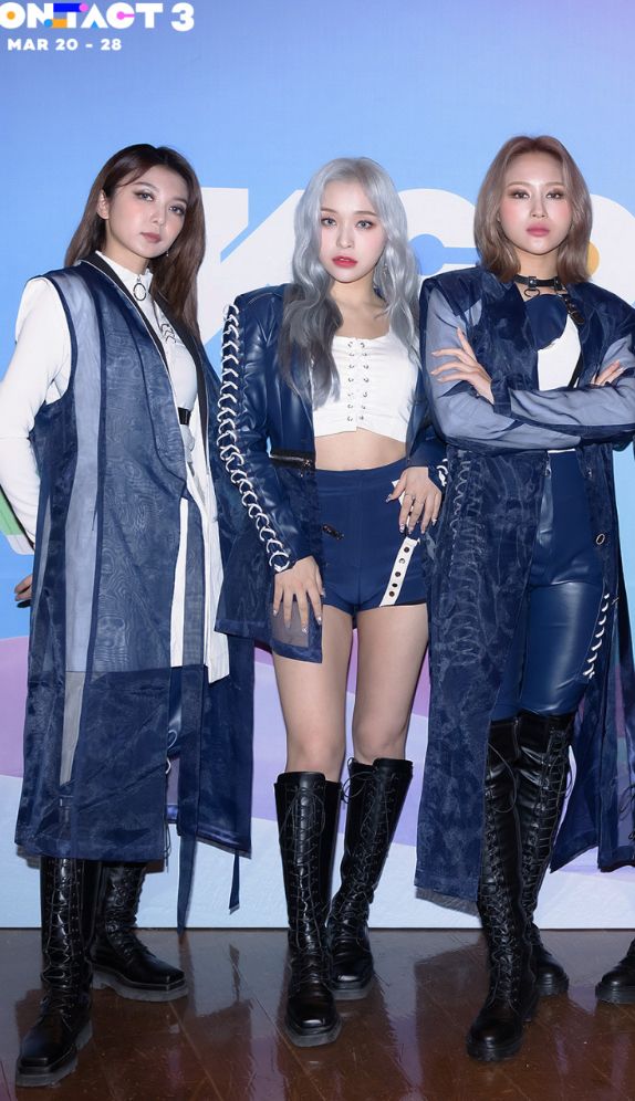 hourly_dami's tweet photo. lee sisters looking into our souls https://t.co/g4QUG7YF5A