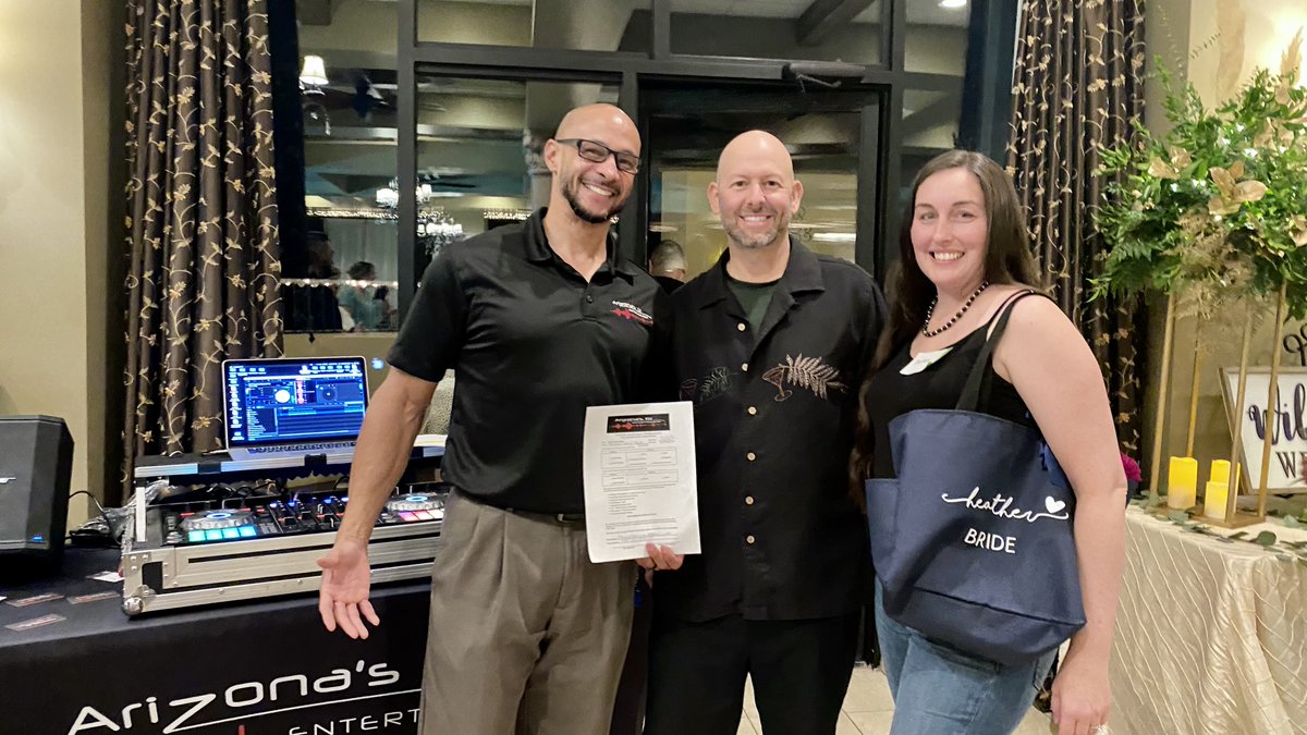 viewsatsuper's tweet photo. Thanks to the GREAT vendors, brides, grooms, families that came to last night's OPEN HOUSE! #TheViewsAtSuperstition #openhouse #vendornight #weddings #brideandgroom #brides #grooms @lenaseventsandrental @liasphotography2011 @santiagoalmadaphotog @suejacobscakes @celebtuxntails https://t.co/sYco8LV2iS