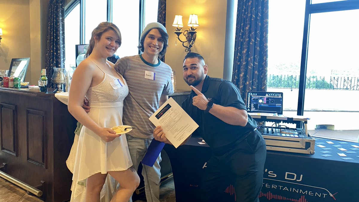 viewsatsuper's tweet photo. Thanks to the GREAT vendors, brides, grooms, families that came to last night's OPEN HOUSE! #TheViewsAtSuperstition #openhouse #vendornight #weddings #brideandgroom #brides #grooms @lenaseventsandrental @liasphotography2011 @santiagoalmadaphotog @suejacobscakes @celebtuxntails https://t.co/sYco8LV2iS