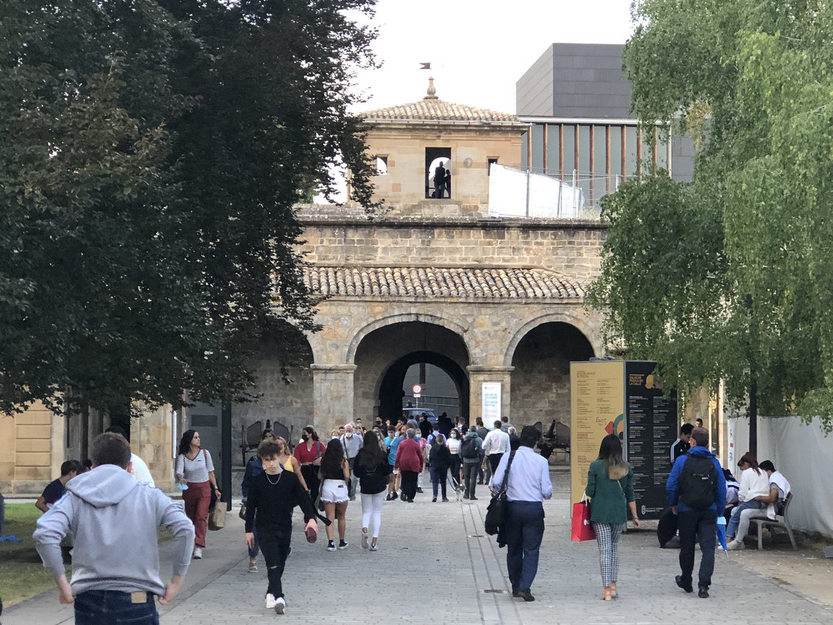 Mucha afluencia en #ediFica21 en la Ciudadela de Pamplona, un lugar incomparable! Menos mal que la previsión de tiempo mejoró mucho! #passivhaus #conPassivhaus <a href="/ConPassivHaus/">Consorcio PassivHaus</a>