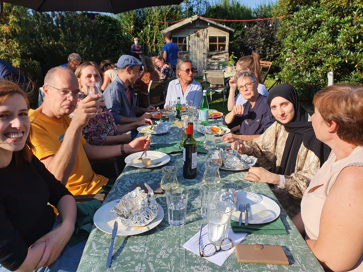 LucVWaes's tweet photo. Prachtig weer, prachtig Vivo-team. Het nieuwe school-/werkjaar konden we niet beter inzetten dan in tuin van onze Hugo😁 #vivosocialprofit https://t.co/rIIPTIM5kA