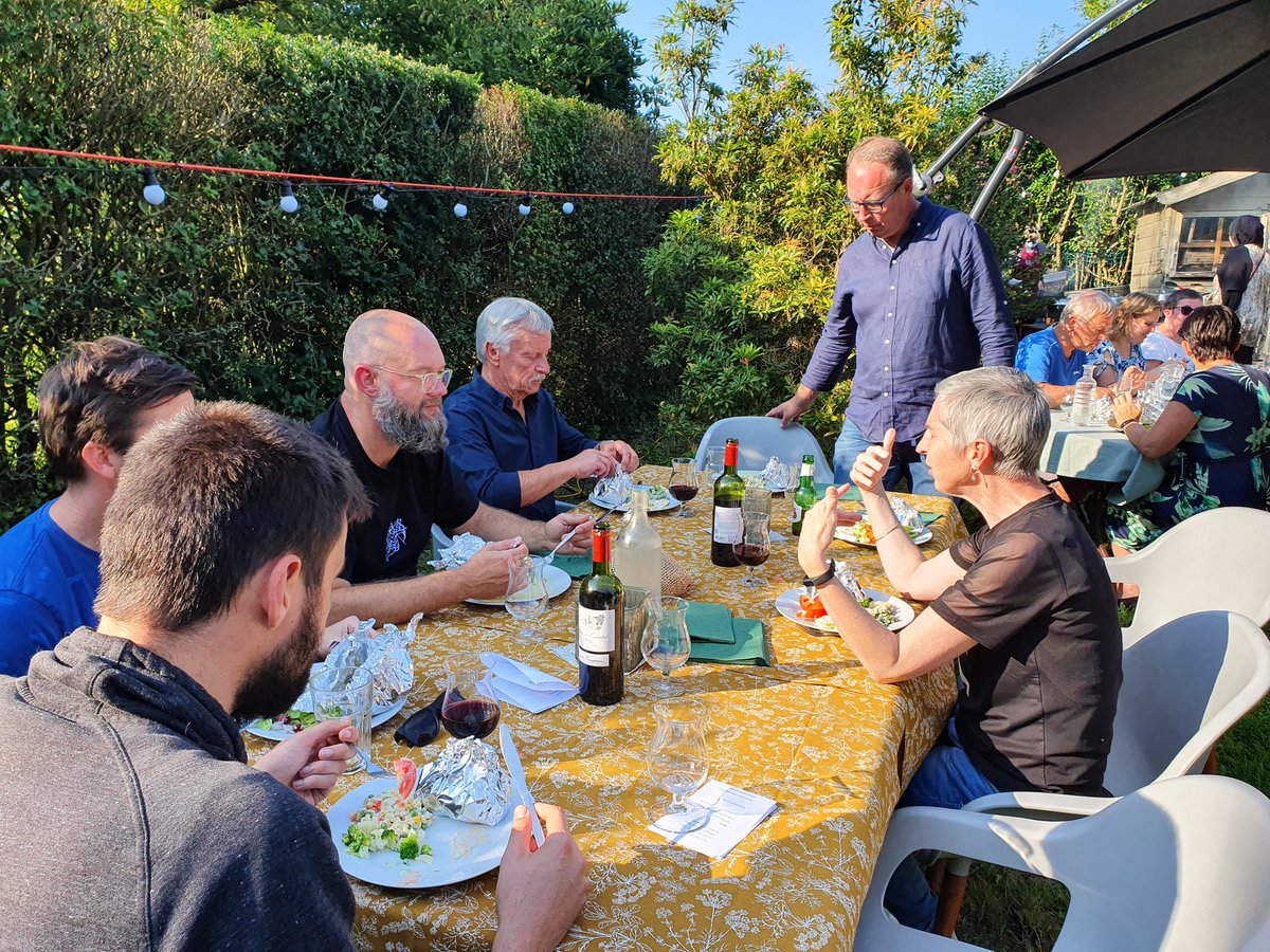 LucVWaes's tweet photo. Prachtig weer, prachtig Vivo-team. Het nieuwe school-/werkjaar konden we niet beter inzetten dan in tuin van onze Hugo😁 #vivosocialprofit https://t.co/rIIPTIM5kA