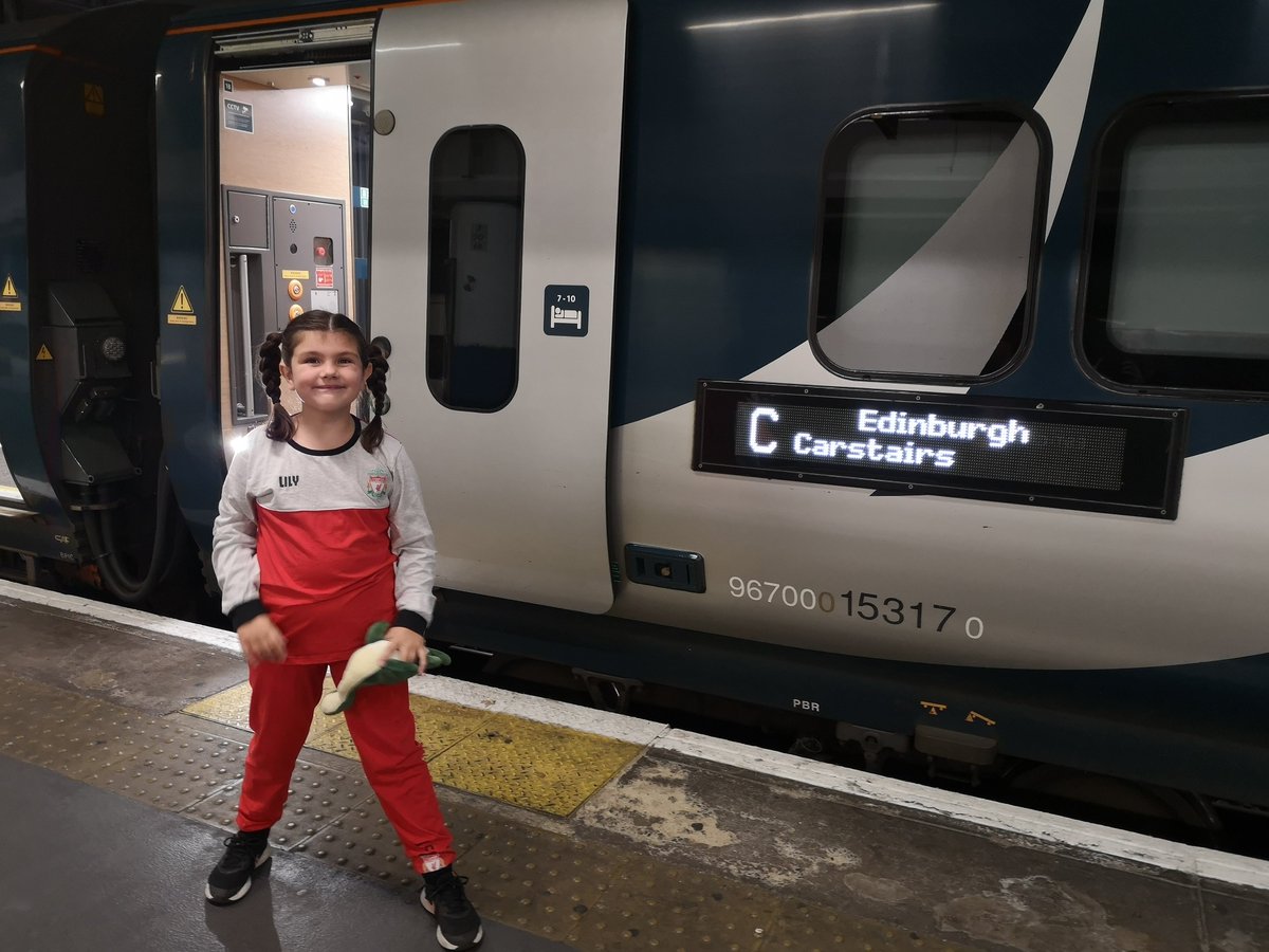 DownOnTheStour's tweet image. Good idea that @callumLtfc ✌️

It's sleeper time with Lily! She's been excited all day to ride the train with beds!💤🛏️

Shout out to the lovely @CalSleeper staff at Euston who chatted away with Lily. There a credit to you 👌

#DispatchersOfTwitter #sleeper #class92 #railtwitter